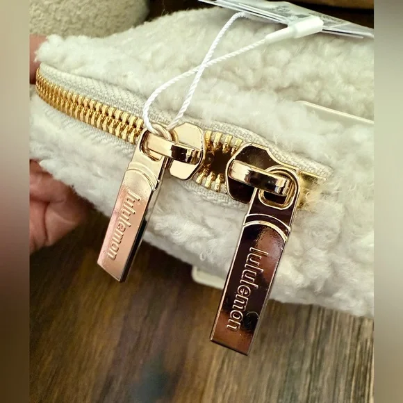 NWT Lululemon Everywhere Belt Bag Fleece Large 2L - Picture 4 of 8